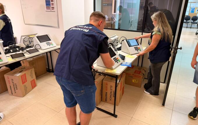 Justiça Eleitoral realiza conferência das urnas eletrônicas em São Miguel do Oeste