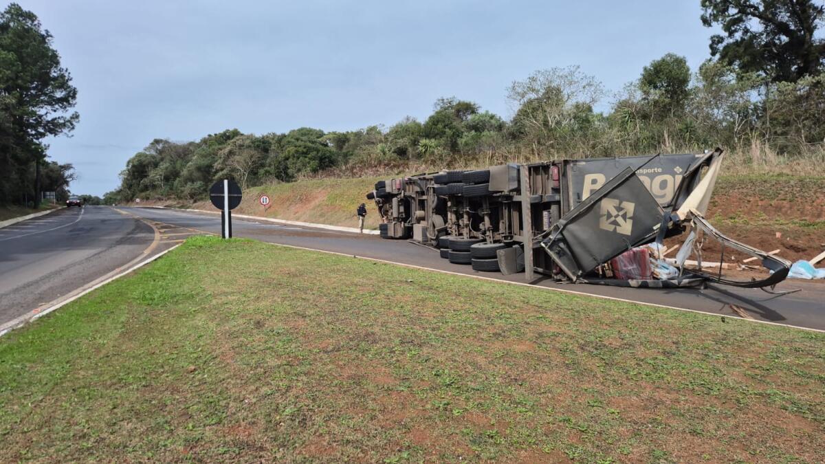 Carreta tomba e bloqueia totalmente a BR-282 em Vargeão; motorista fica ferido