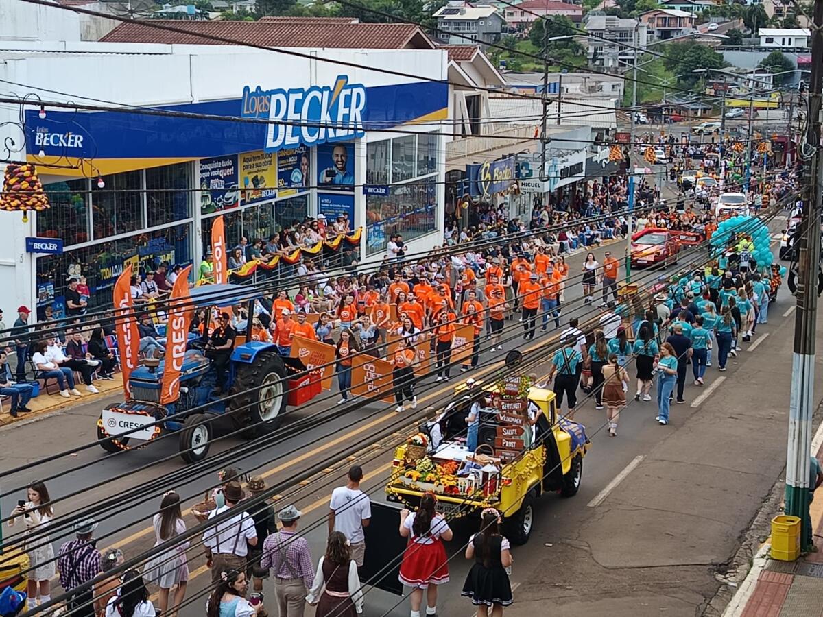 Grande público prestigia o desfile da Kerb-Fest em Iporã do Oeste neste sábado