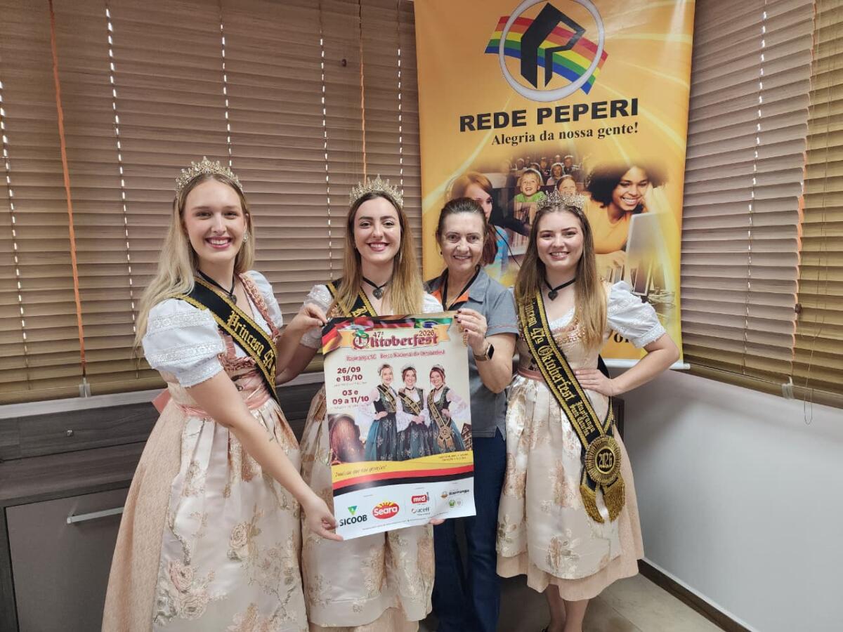 Soberanas realizam entrega de cartaz de divulgação da 47ª Oktoberfest