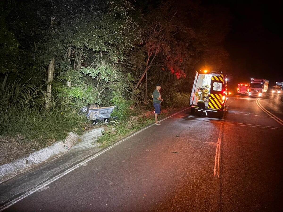 Veículo sai da pista e capota na BR 282, interior de SMOeste
