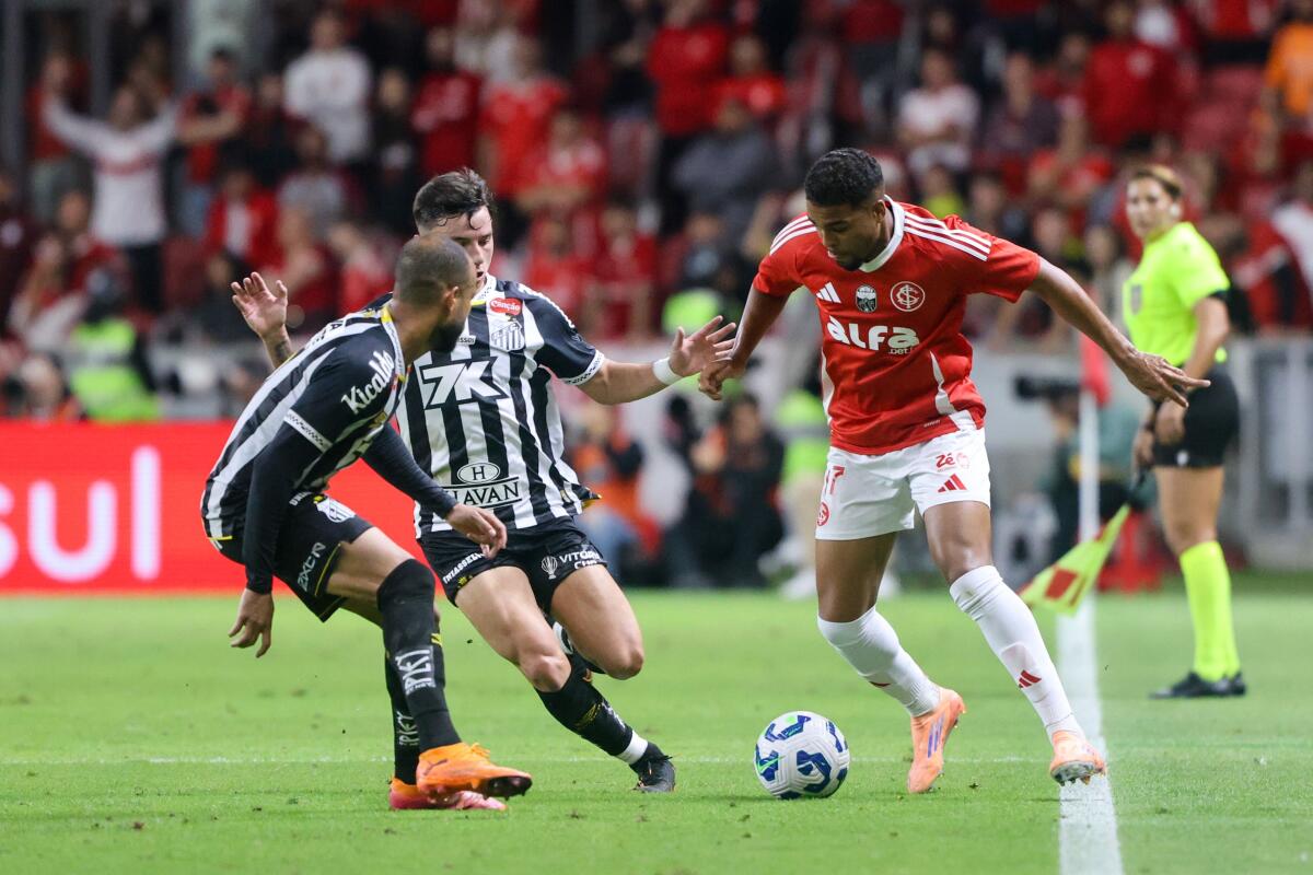 Internacional reage no segundo tempo, mas perde para o Santos no Beira-Rio