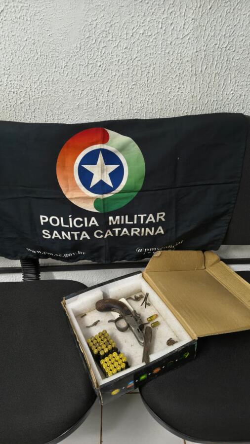 Motorista é detido com munições de calibre restrito e arma artesanal no centro de Saltinho