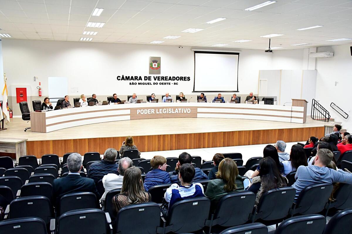 Câmara arquiva projeto que queria limitar viagens e cursos de vereadores em SMO