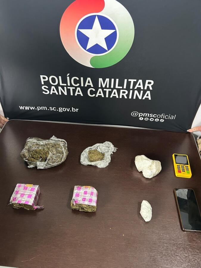 PM apreende cocaína e maconha e prende mulher na BR-282