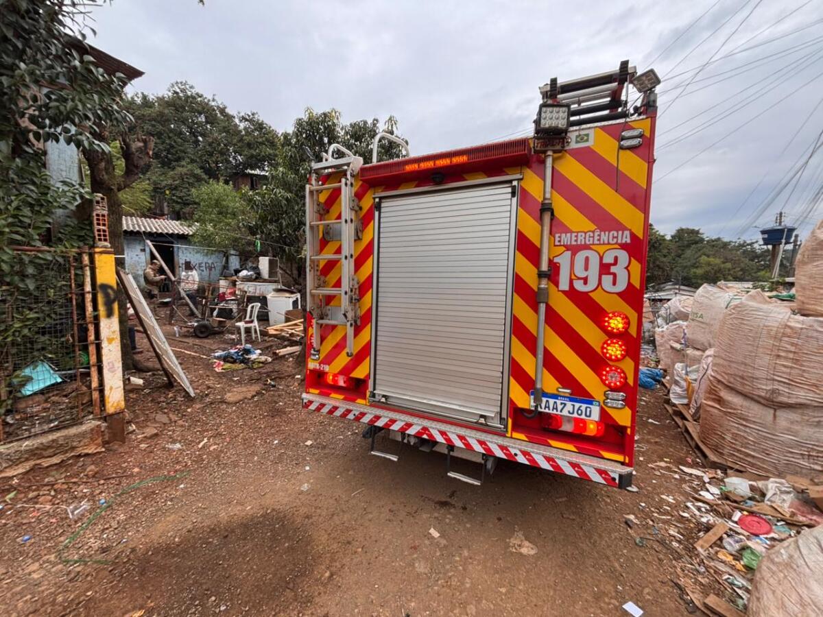 Incêndio em residência mobiliza Corpo de Bombeiros e PM, em São Miguel do Oeste