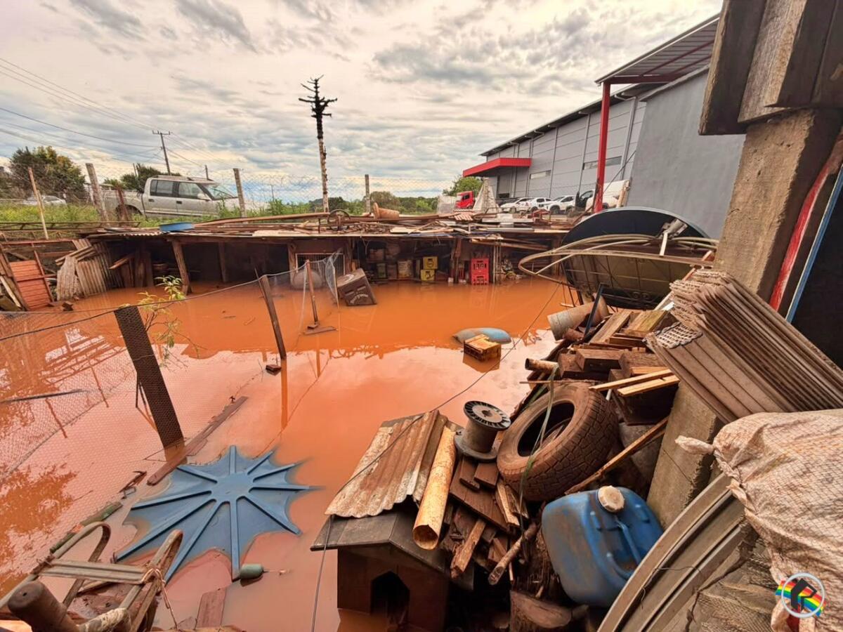 Alagamentos causam prejuízos a morador e prefeitura articula solução no bairro Santa Rita