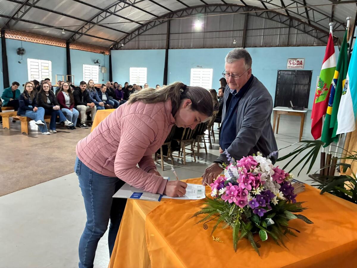 Lar Legal Rural entrega 15 escrituras para famílias de Iporã do Oeste