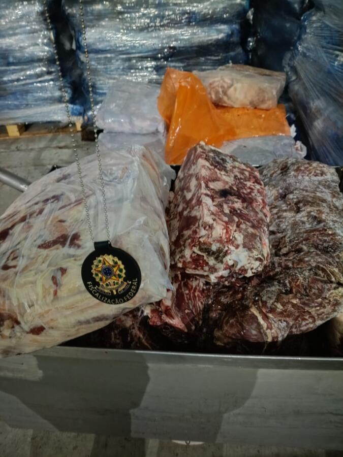 Operação fecha frigorífico por suspeita de carne adulterada no Oeste