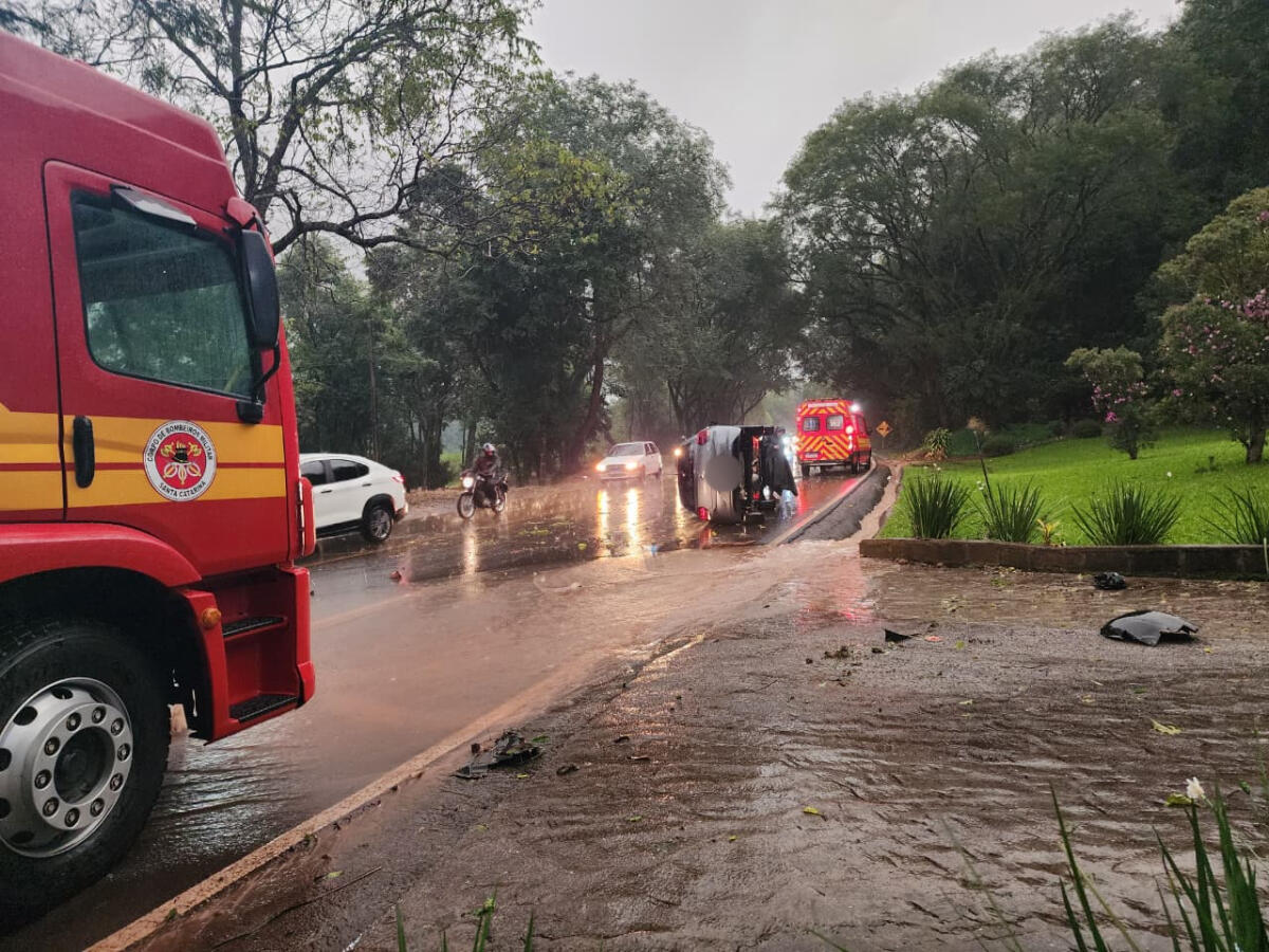 Carro capota em meio à forte chuva na SC-163 em Itapiranga