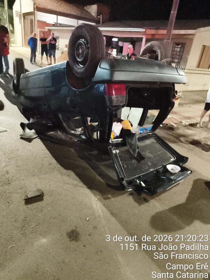 Carros colidem, um capota e três pessoas são encaminhadas ao hospital em Campo Erê
