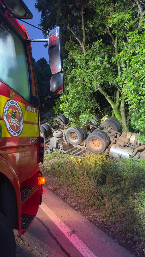 Motorista fica preso às ferragens após caminhão capotar na BR-282 em Iraceminha