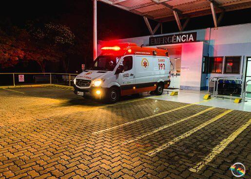Saída de pista seguida de colisão em árvore deixa duas pessoas feridas em Saudades