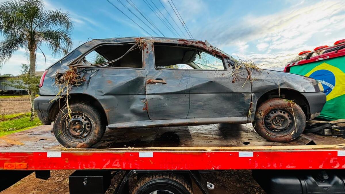 Carro capota na SC-163 e deixa seis pessoas feridas em SMO