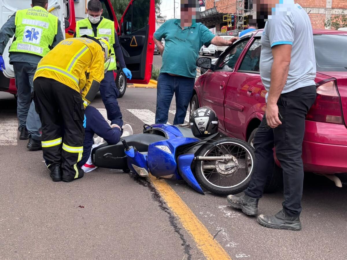 Motociclista fica ferido em colisão entre carro e moto no Centro de São Miguel do Oeste