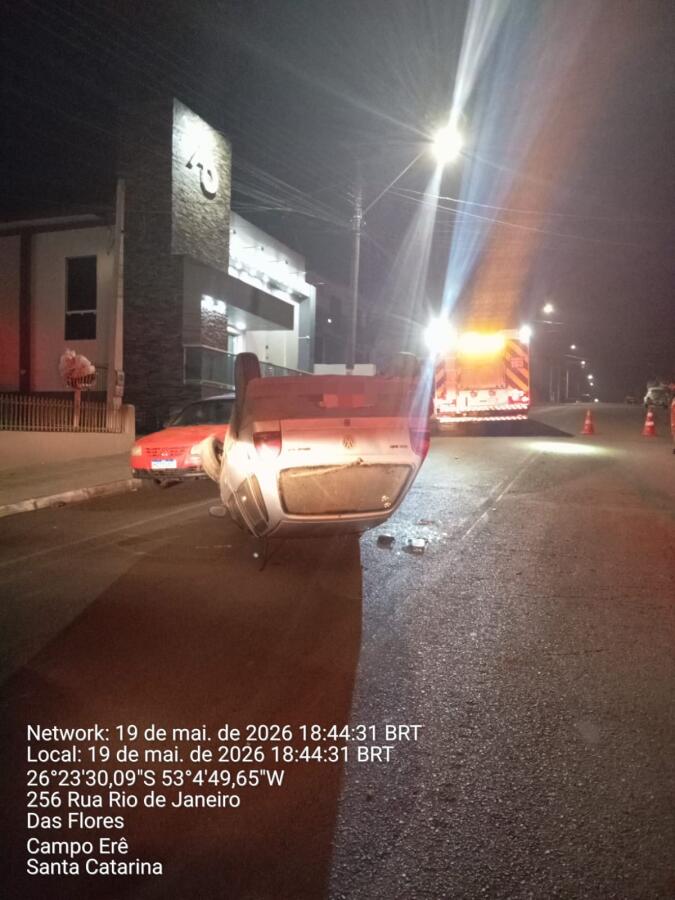 Carro atinge veículos estacionados e capota no Centro de Campo Erê