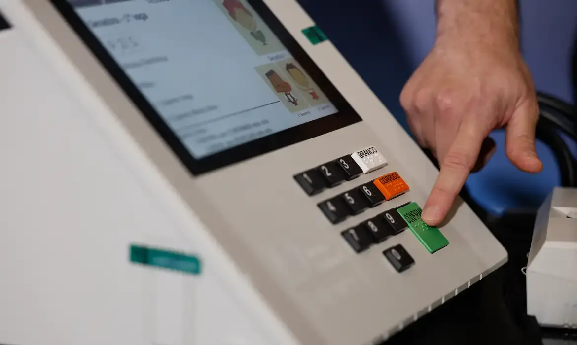 Quase seis milhões de catarinenses estão aptos para votar neste domingo