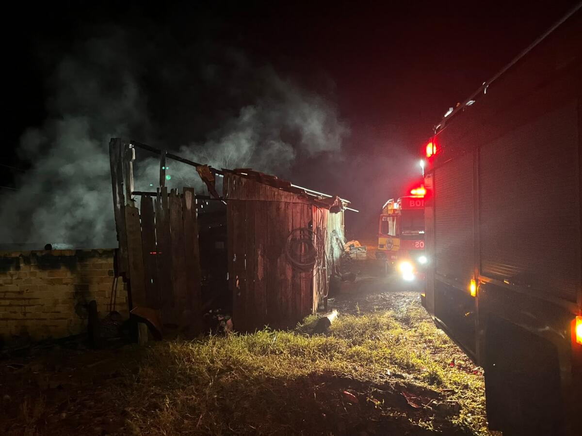 Incêndio em galpão mobiliza bombeiros e deixa prejuízo de R$ 40 mil em Anchieta
