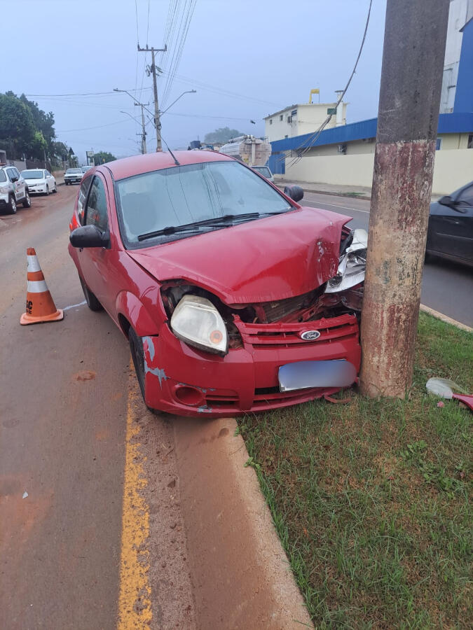 Homem perde o controle da direção e colide em poste no centro de Itapiranga