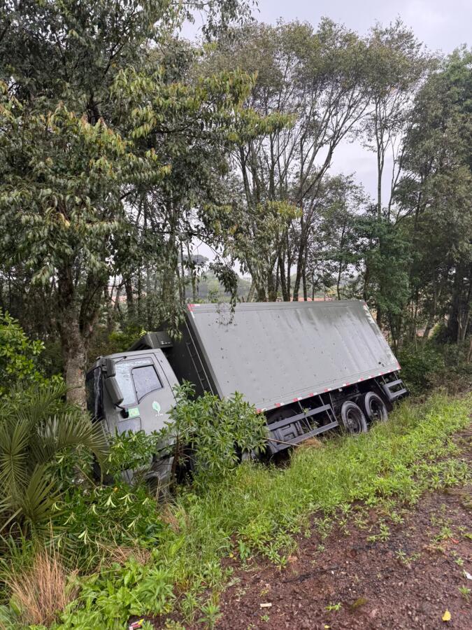 Caminhão do Exército sai da pista e tomba em Xanxerê