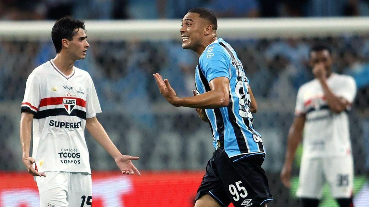 Grêmio vence São Paulo de virada e deixa a zona de rebaixamento