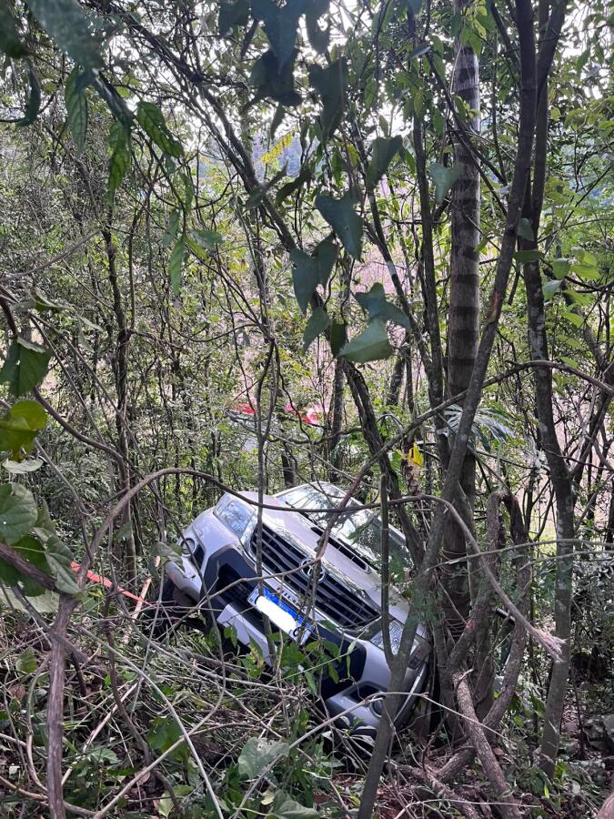Colisão entre caminhão e Hilux deixa dois idosos feridos na BR-158