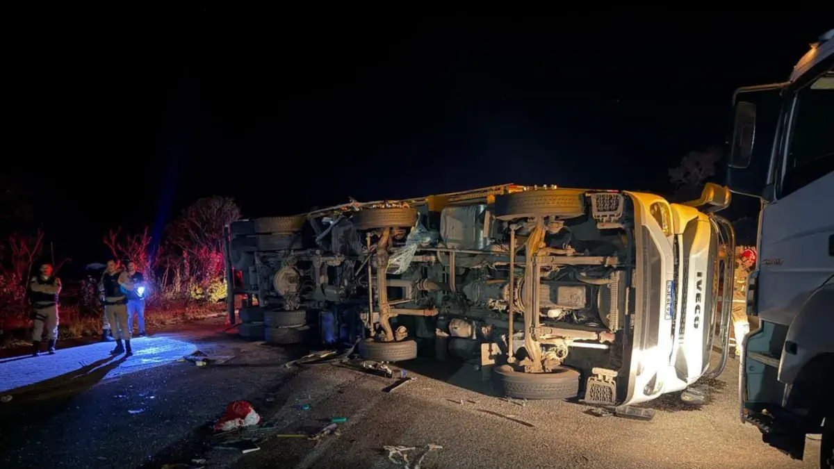 Colisão entre ônibus e carreta deixa seis mortos e 43 feridos em MG