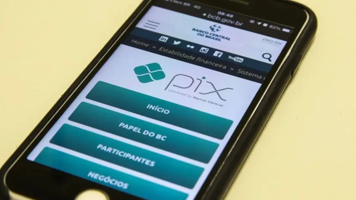 Pix “engole” cédulas e faz Banco Central emitir 31% menos dinheiro físico