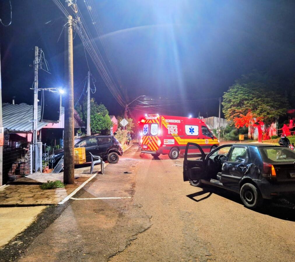 Capotamento após colisão com carro estacionado deixa motorista ferido em Guarujá do Sul