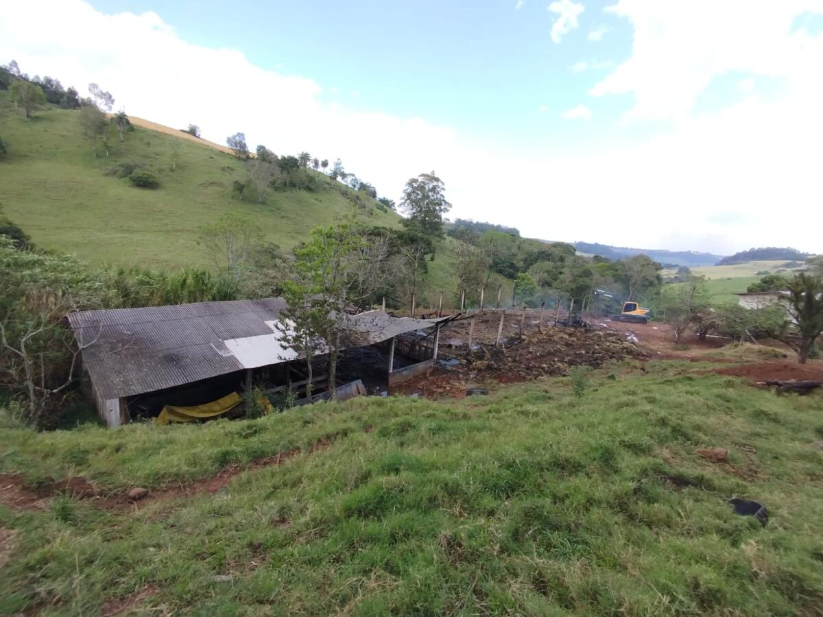 Incêndio destrói galpão com cerca de 11 toneladas de feno em São Lourenço do Oeste
