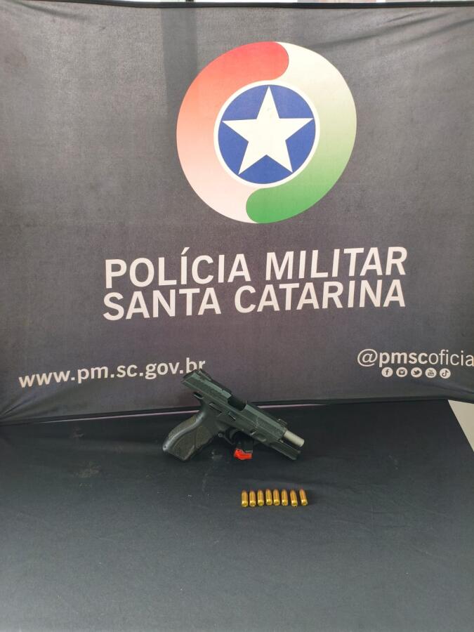 PM apreende pistola e prende mulher em flagrante em SMO