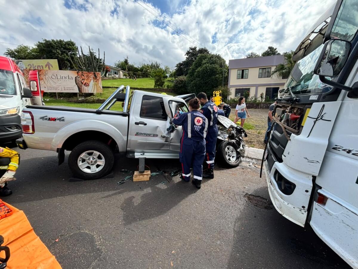 Colisão entre caminhonete e caminhão deixa dois idosos feridos na BR-163