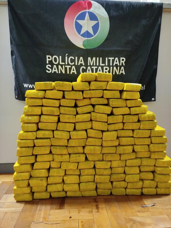 PM apreende 82 kg de maconha e prende duas pessoas em Dionísio Cerqueira