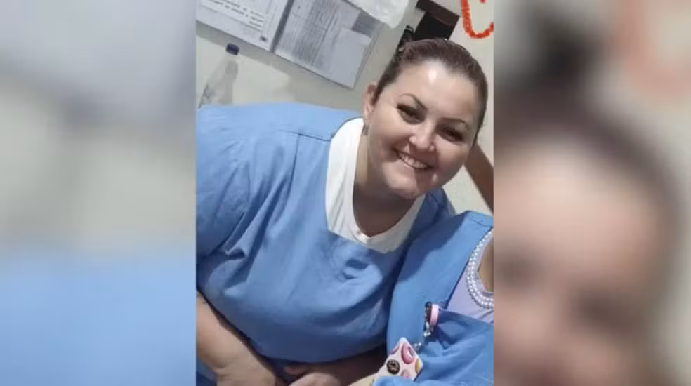 Técnica de enfermagem é morta a tiros dentro de casa em SC; companheiro fugiu