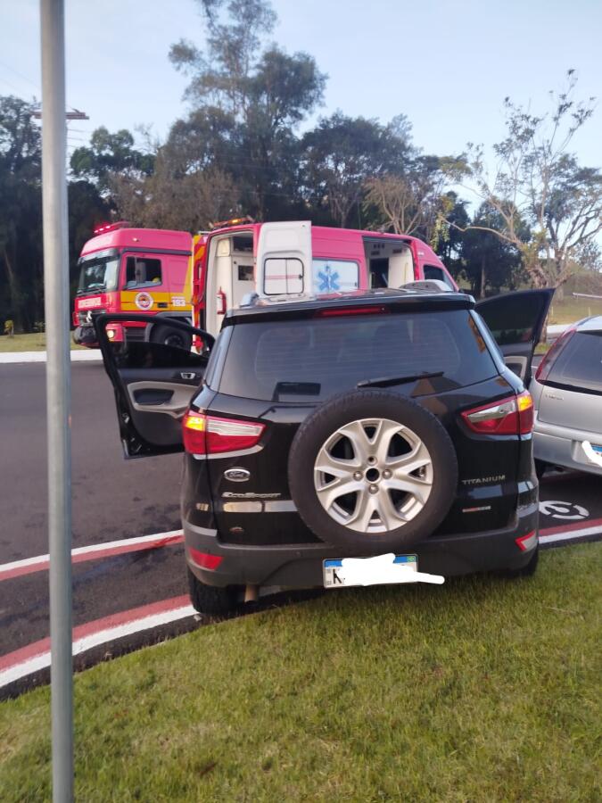 Mulher fica ferida ao colidir veículo contra árvore em São Lourenço do Oeste