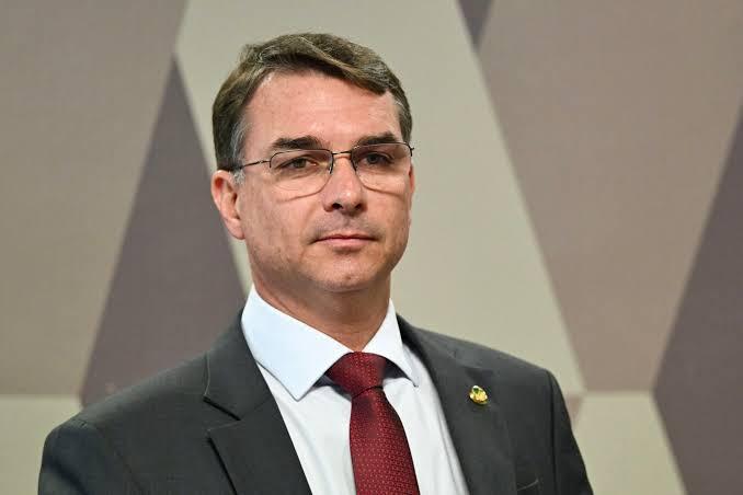 Flávio Bolsonaro recebe 64% dos votos e lidera em toda região da AMEOSC
