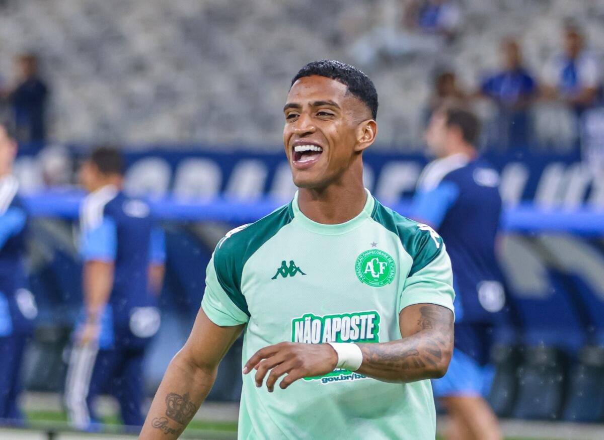 Jogador da Chapecoense sofre fraturas nas costelas e passa por procedimento em Curitiba