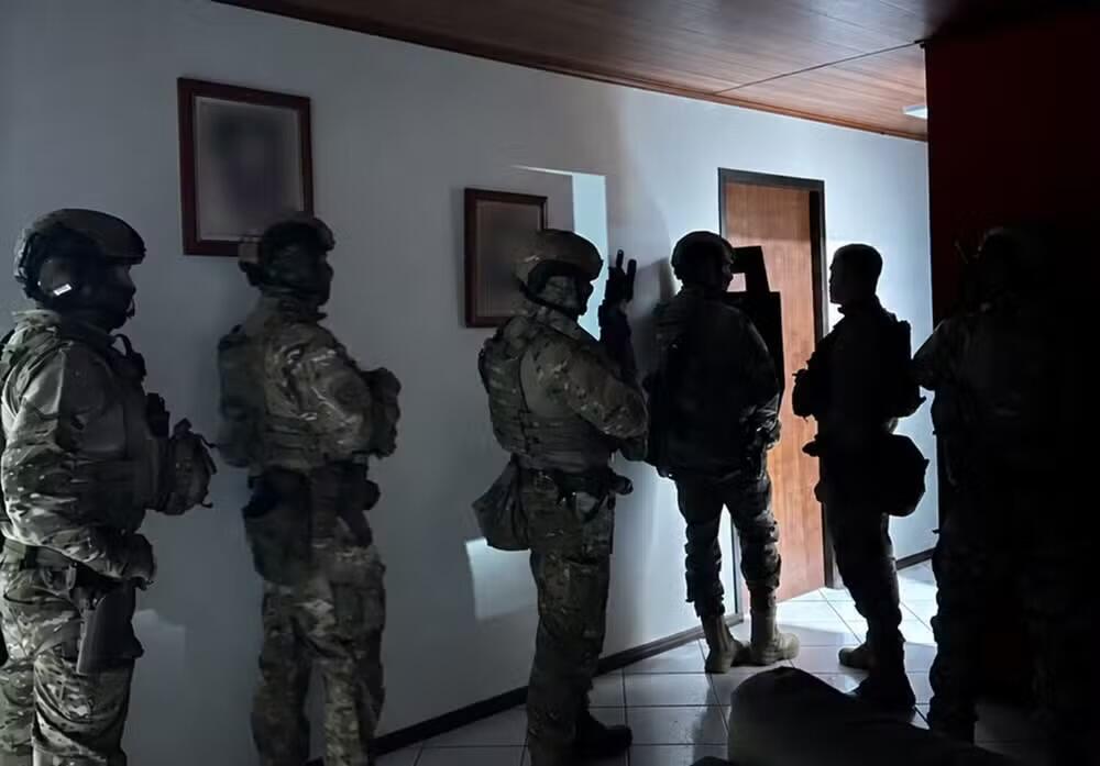 BOPE resgata menina de 4 anos mantida em cárcere privado pelo pai em Barra Velha