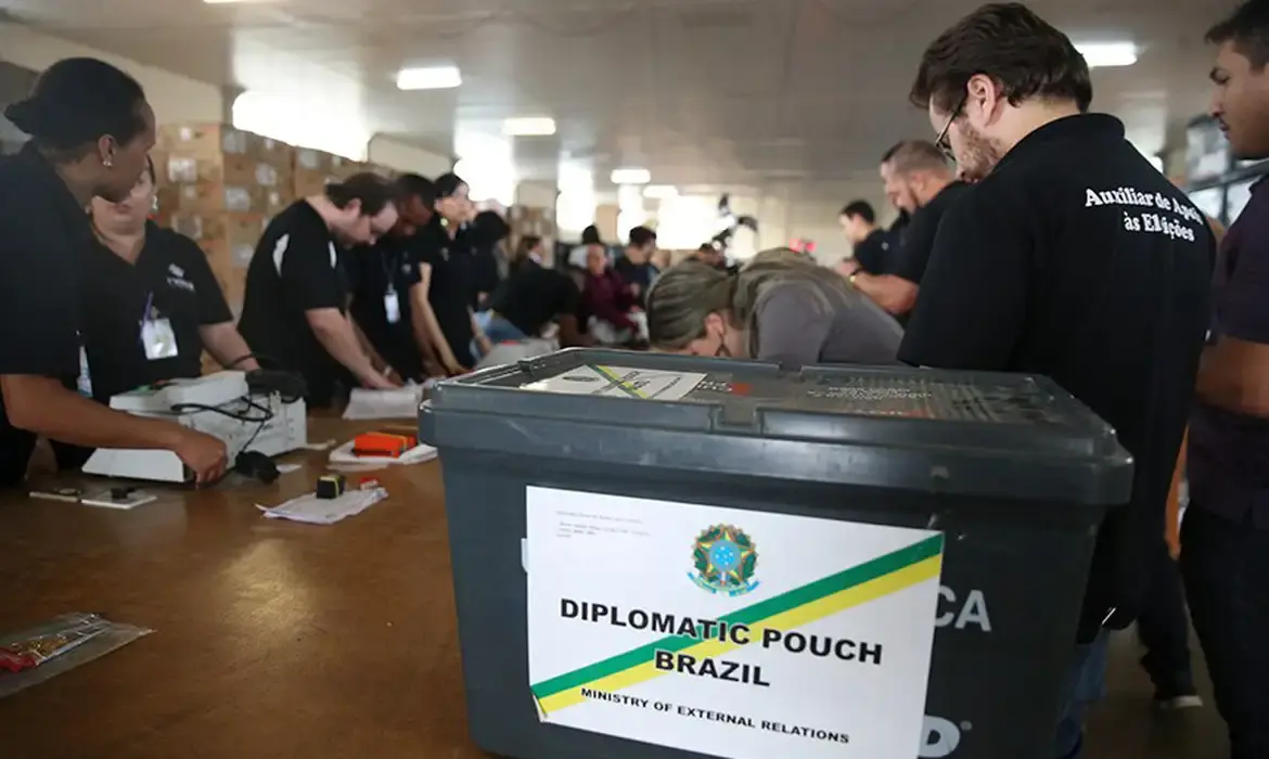 Quase um milhão de brasileiros podem votar no exterior neste domingo