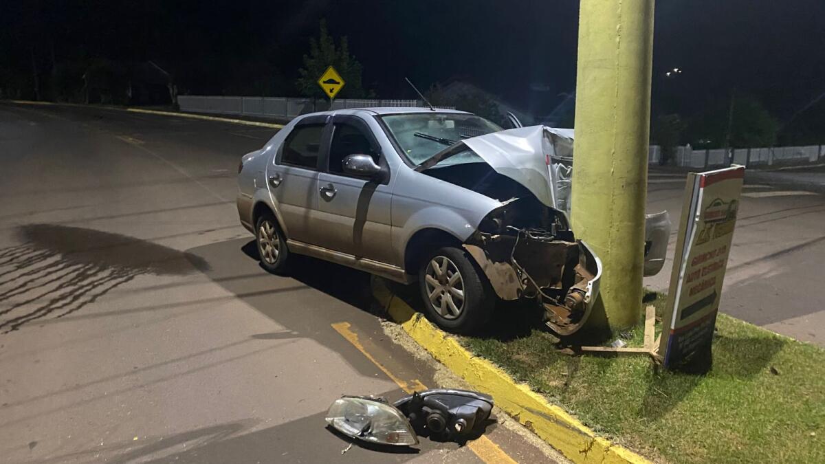 Condutor colide carro contra poste no centro de Saltinho