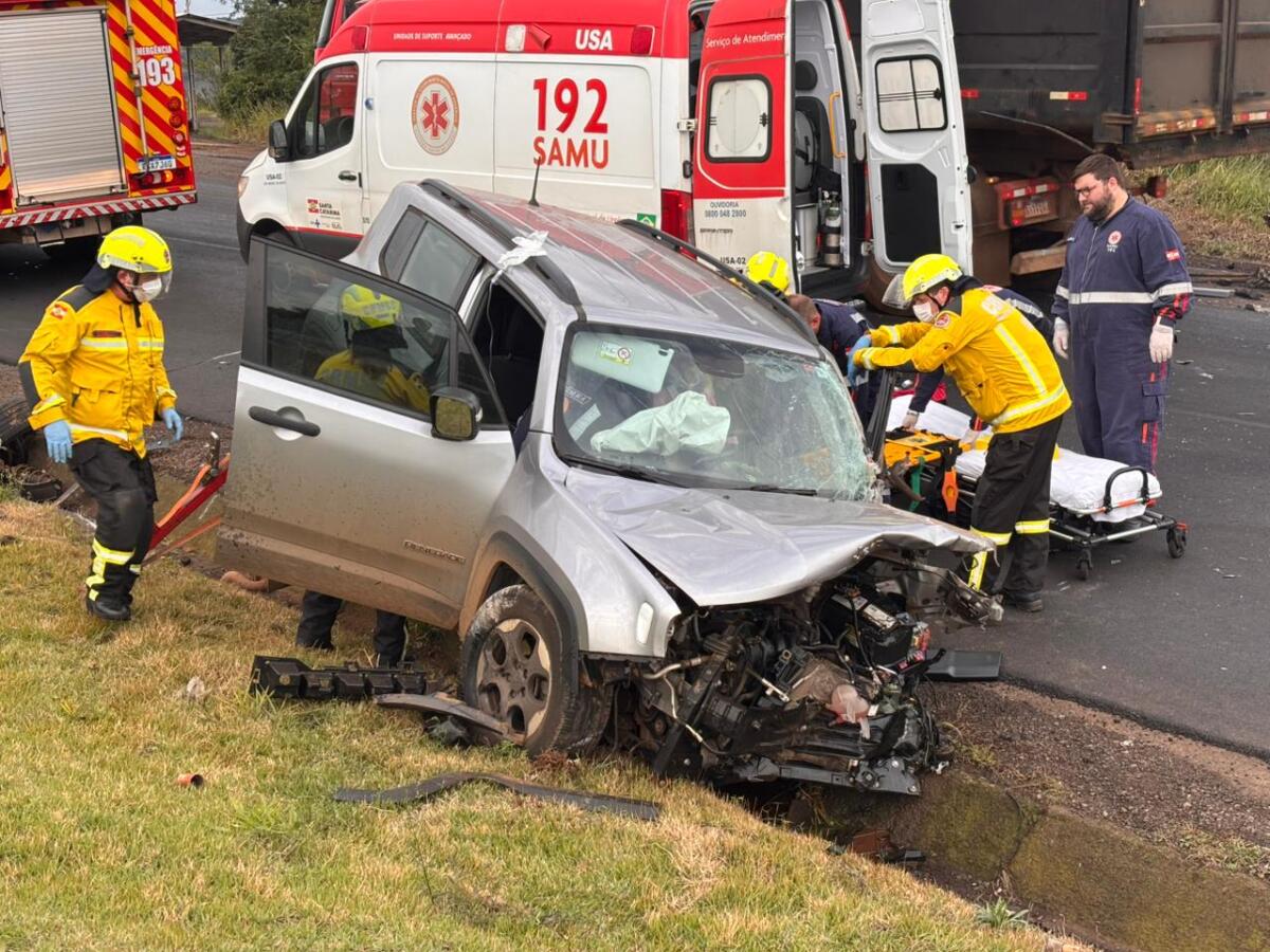 Mulher fica presa às ferragens em colisão entre carro e caminhão na BR-163