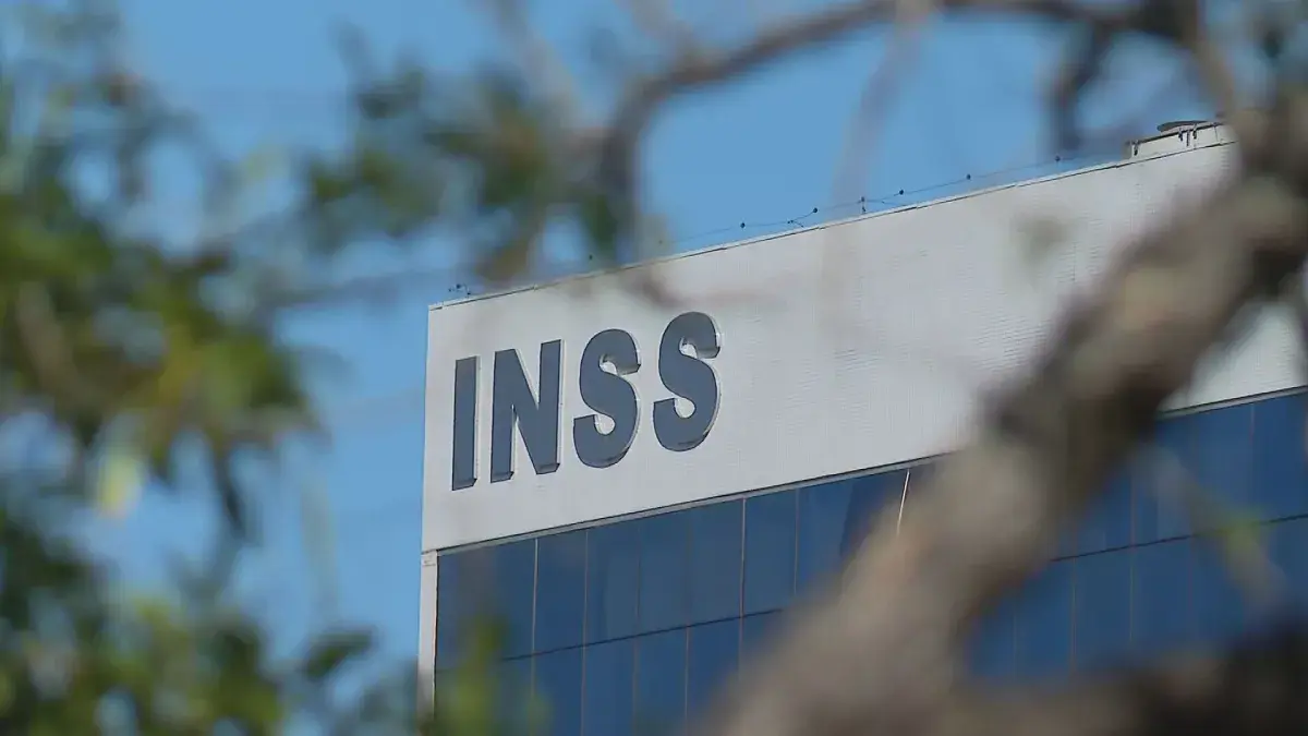 Deputada do Ceará é alvo de operação contra fraudes no INSS e coloca tornozeleira eletrônica