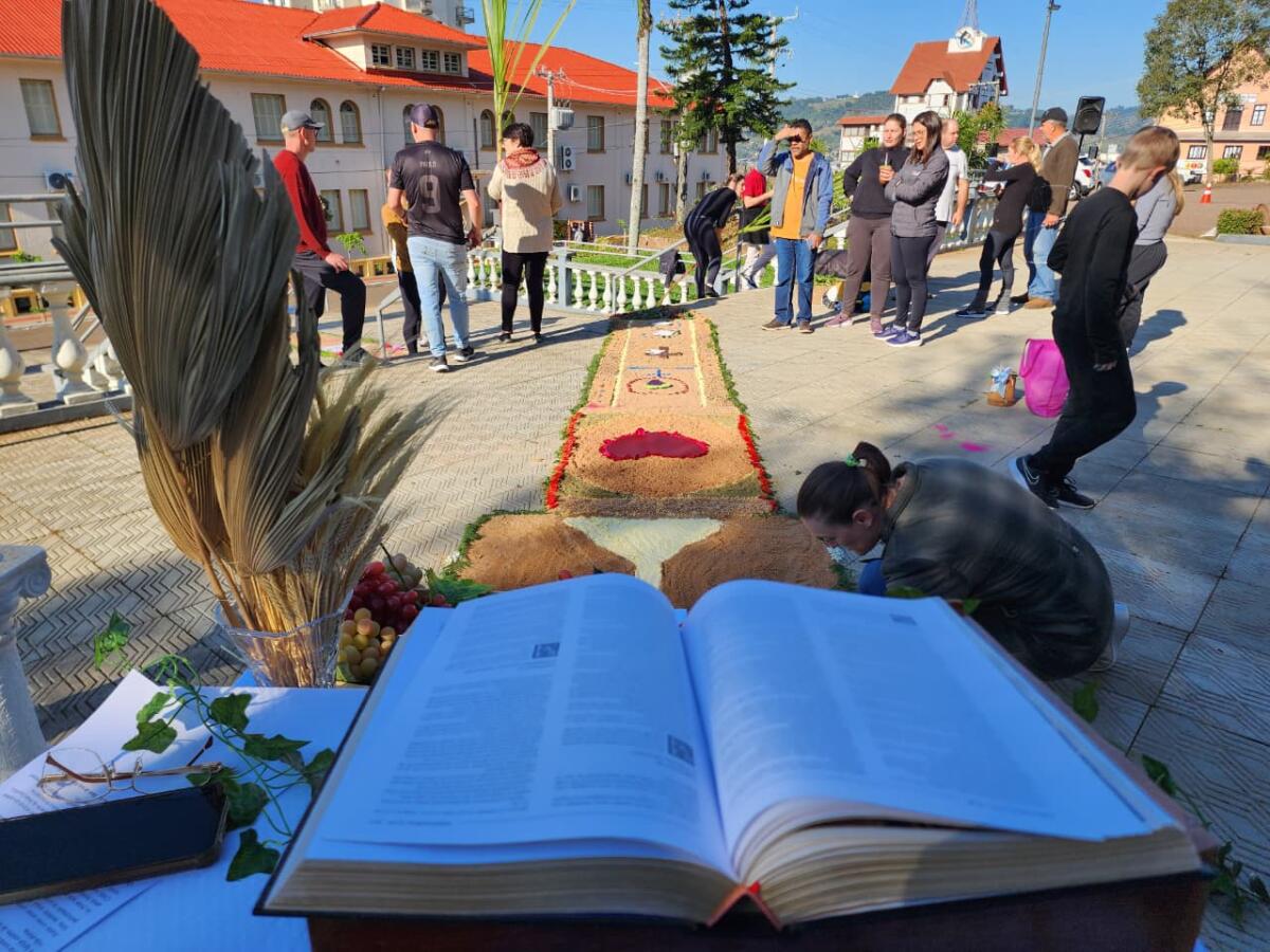 Entidades mobilizam voluntários para confecção de tapetes de Corpus Christi em Itapiranga