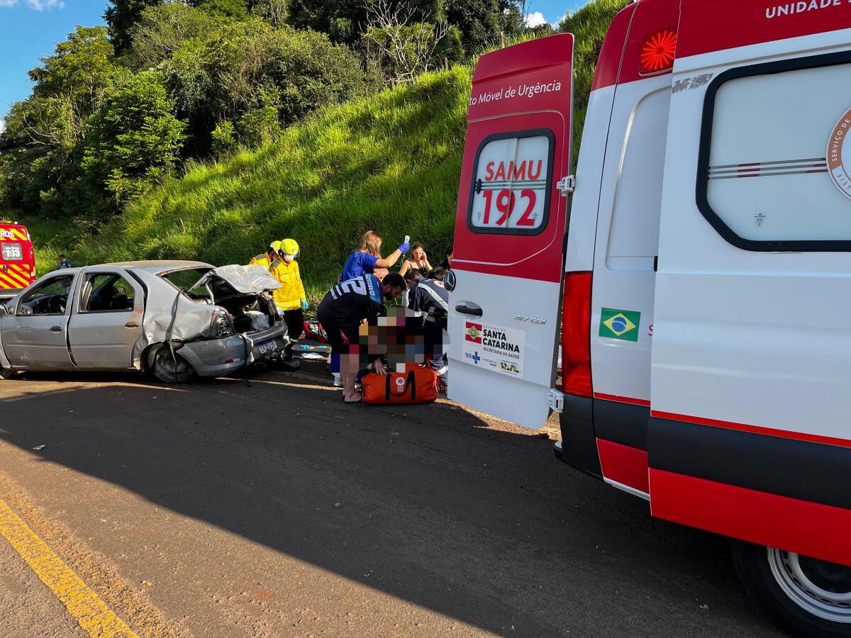 Mulher fica em estado gravíssimo após saída de pista e capotamento na BR-282