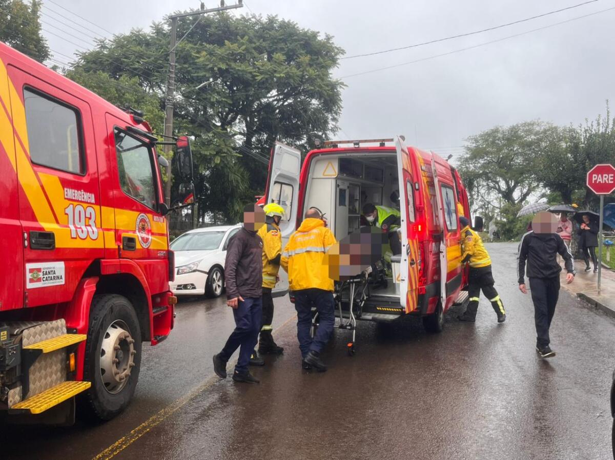 Motociclista fica ferido em colisão no centro de São Miguel do Oeste