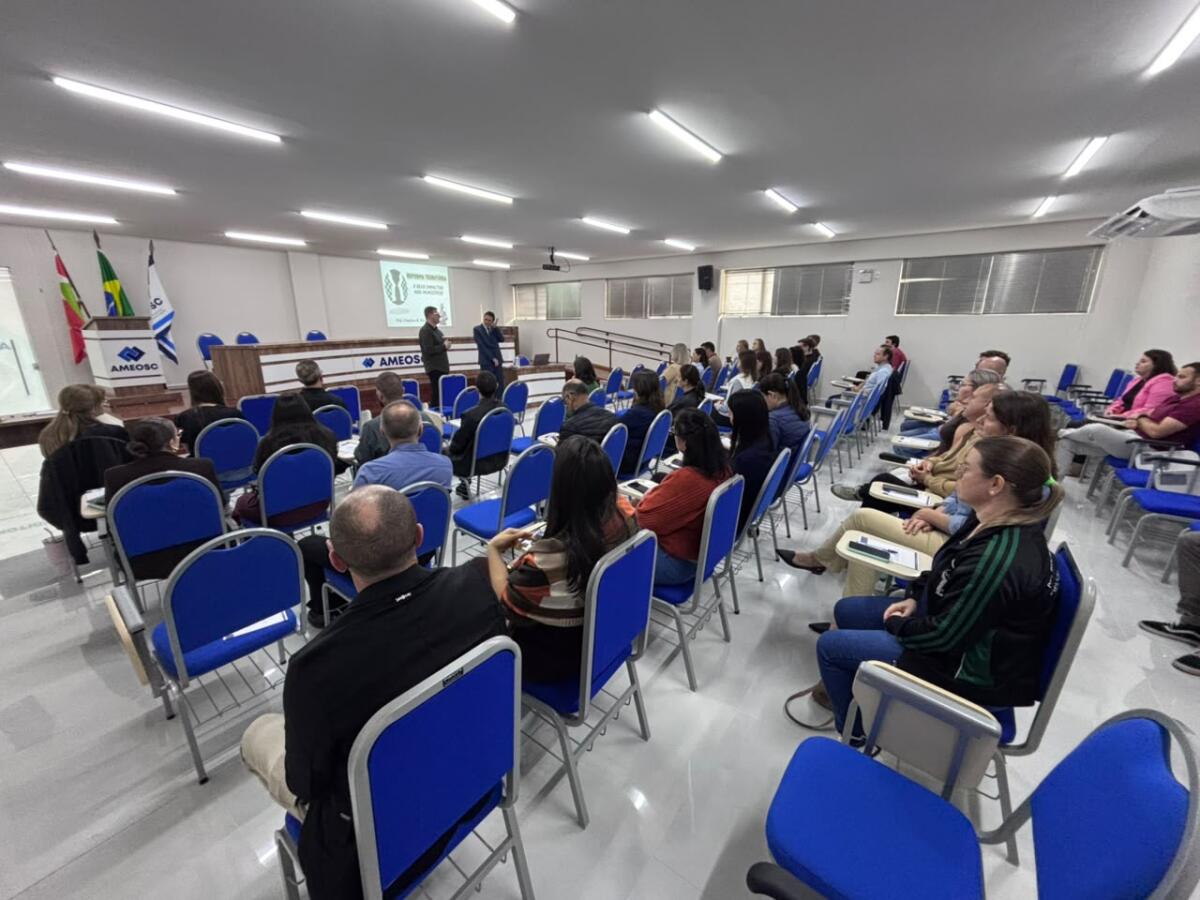 Capacitação sobre reforma tributária reúne representantes de 19 municípios na AMEOSC