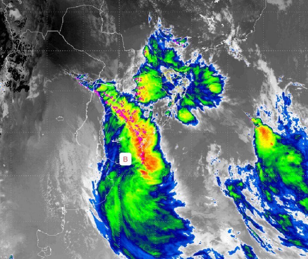 Ciclone fica sobre o oceano, mas SC terá temporais e ventos acima de 100 km/h