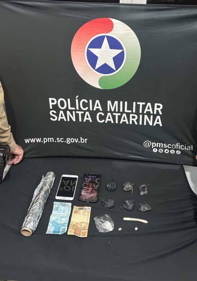 PM prende quatro homens e apreende crack, maconha e cocaína em SMO