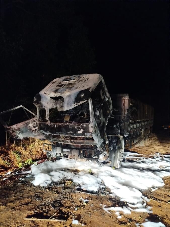 Incêndio destrói cabine de caminhão carregado com soja no interior de Iraceminha