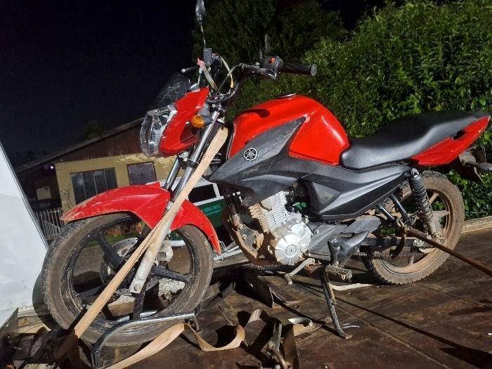 PM recupera motocicleta furtada e prende dois homens em Tunápolis